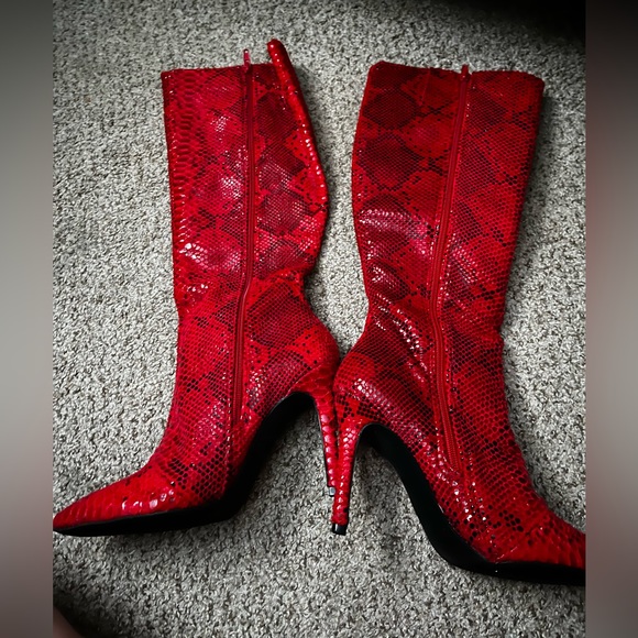Snake skin (faux) red and black boots with 3-4 in heel - Picture 1 of 5